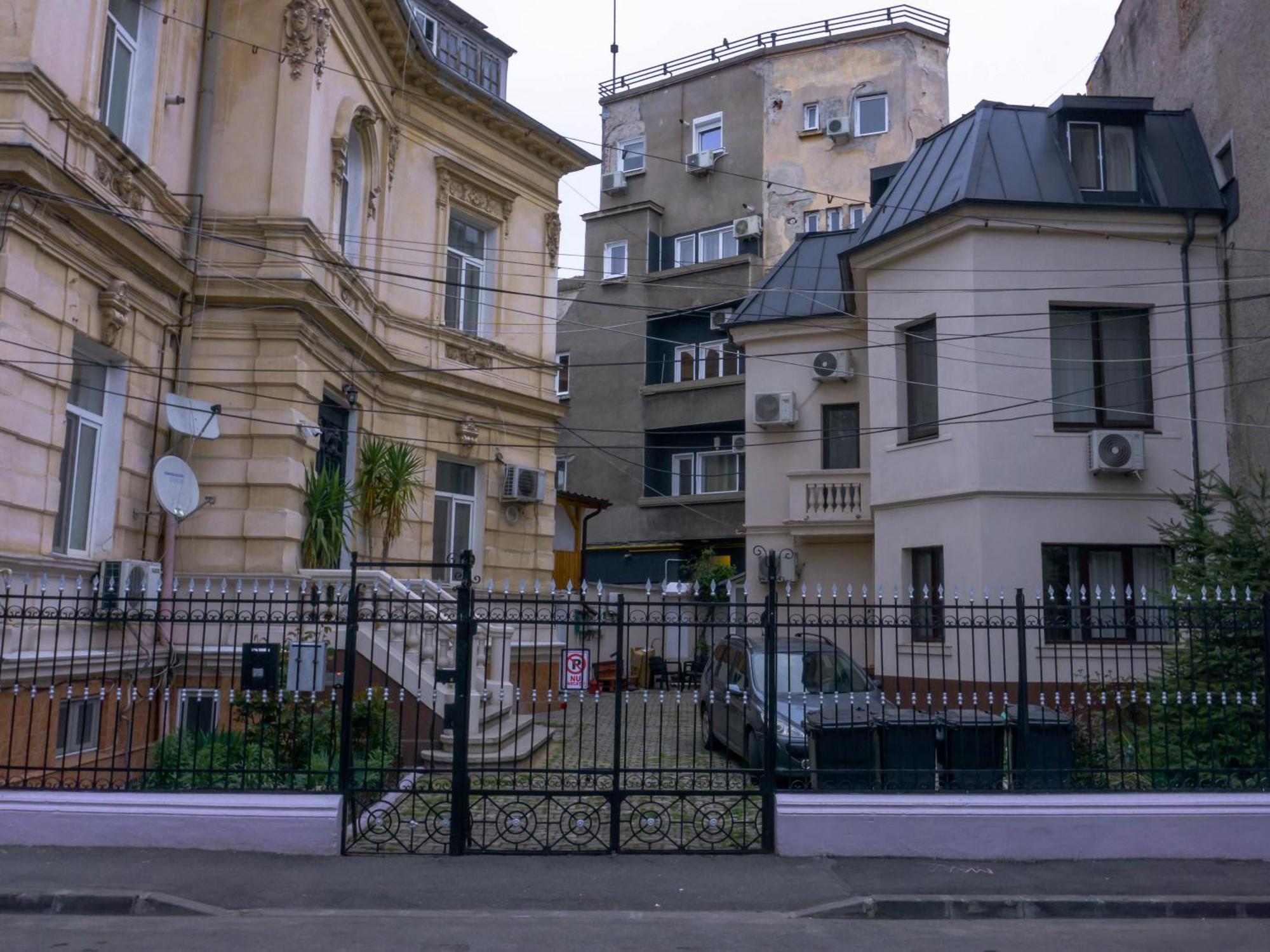 Comfortable Apartment University Square Bukarest Exteriör bild